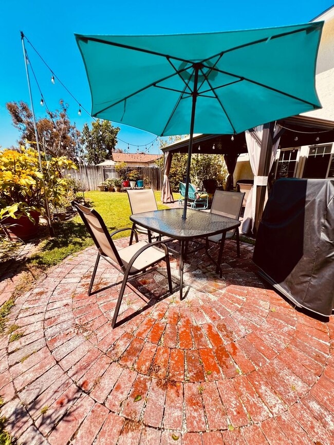 Building Photo - Beautiful 4 bedroom 2 bath House, with man...