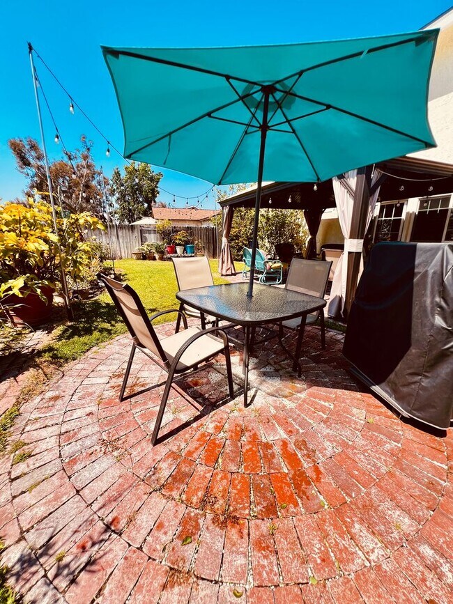 Building Photo - LAKE ACCESS!! Beautiful 4 bedroom 2 bath House, adorable front/back yard