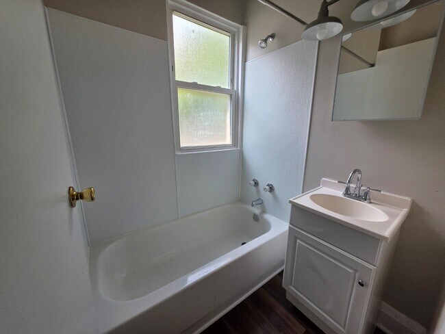 Building Photo - 126 Dawes Ave