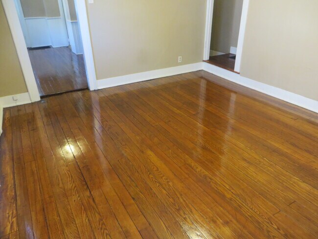 Building Photo - Two Bedroom Home with a bonus room/3rd bedroom in Historic District (Williams-Woodland Historic P...