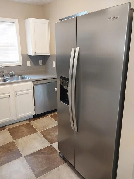 Building Photo - 1716 Pebble Ridge Dr