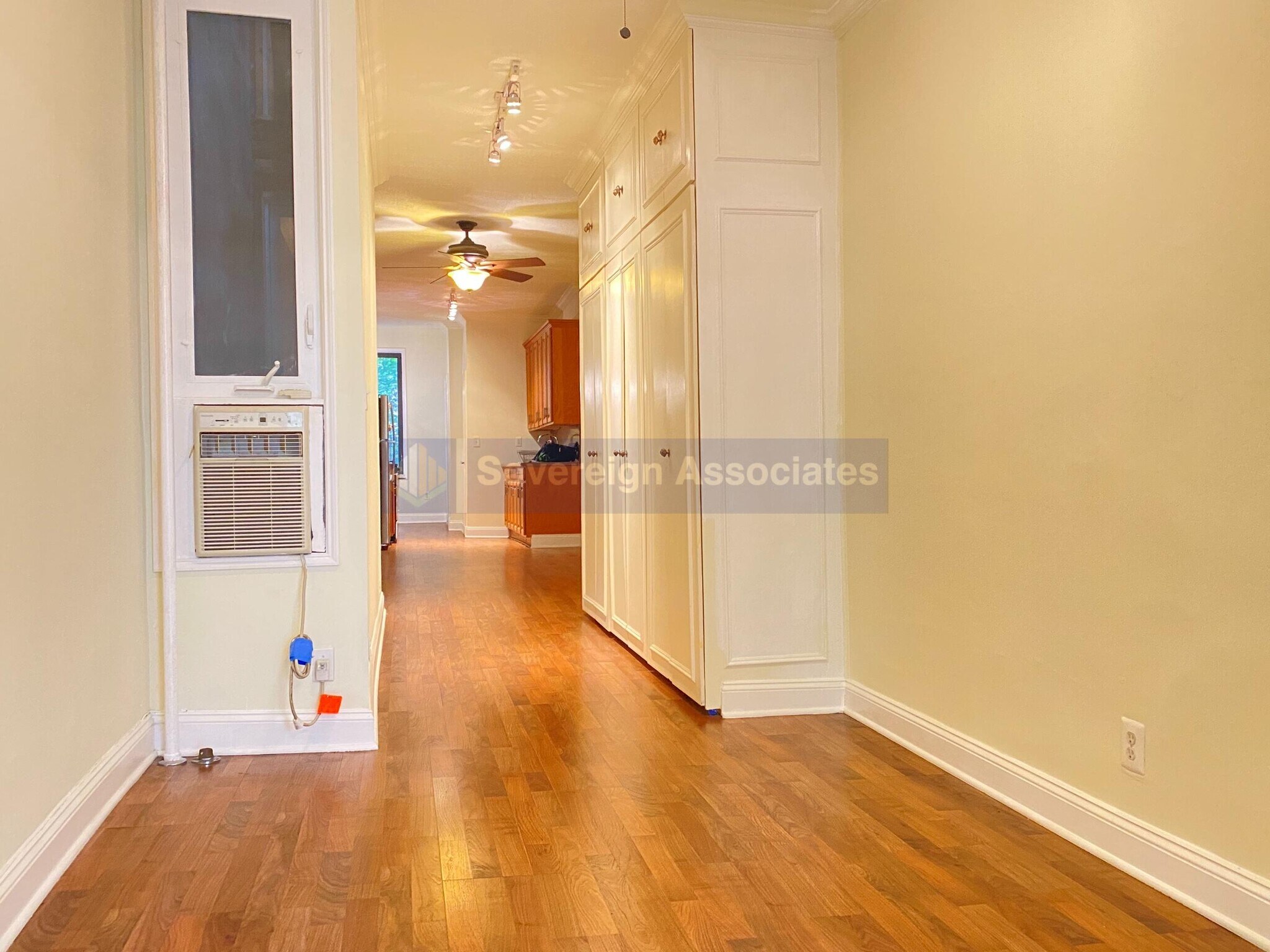 Building Photo - 516 E 84th St