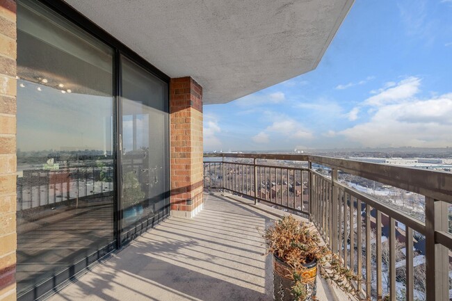 Building Photo - 1733 Harmon Cove Tower