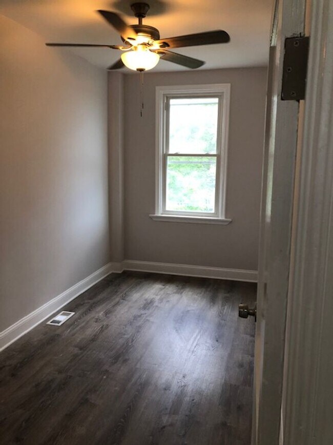 Building Photo - Beautiful and ready to move in 3 Bedroom, 1 Full Bath home just minutes from downtown!