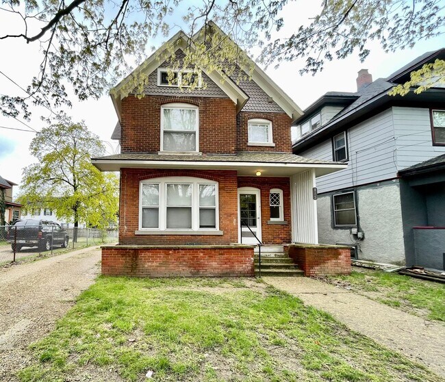 Primary Photo - 815 W Walnut St