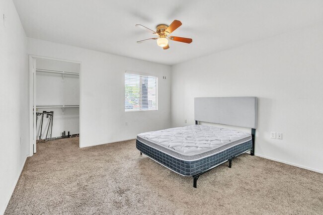 Building Photo - 2 Bedroom/2 Bathroom Condo in Quiet Gated Community- Centrally Located!!