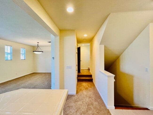 Building Photo - Gorgeous 3BD/2.5BA Tri-Level Townhouse- Ga...