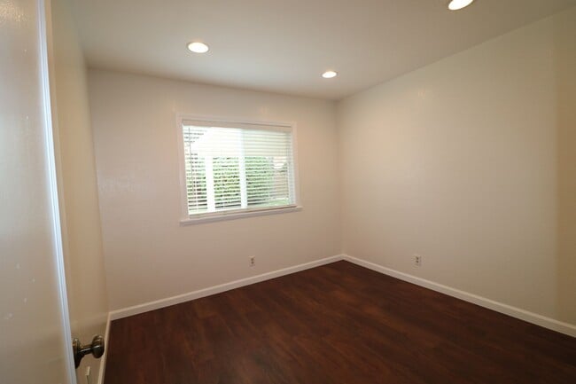 Building Photo - Gorgeous 2/Bed, 2/Bath Home in Simi Valley!