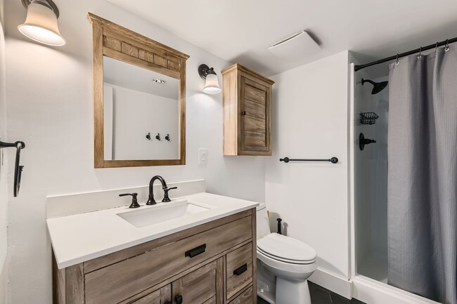 Building Photo - 4 Bedroom 2 Bath House In Louisville! Avai...