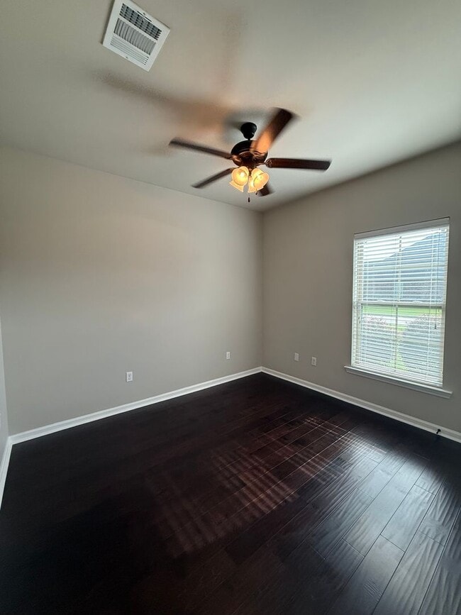 Building Photo - 3 BEDROOM IN FABULOUS NEIGHBORHOOD!