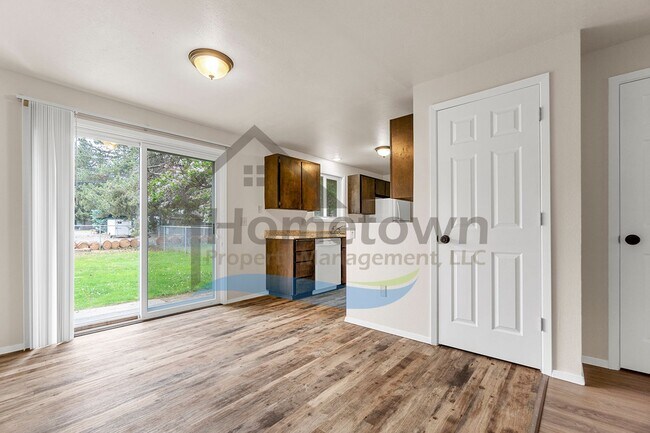 Building Photo - 2 Bedroom 1 Bath Home with Attached Garage...