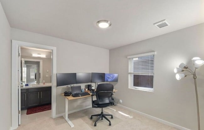 Building Photo - Modern 4-Bed Home in Northshore School District with A/C