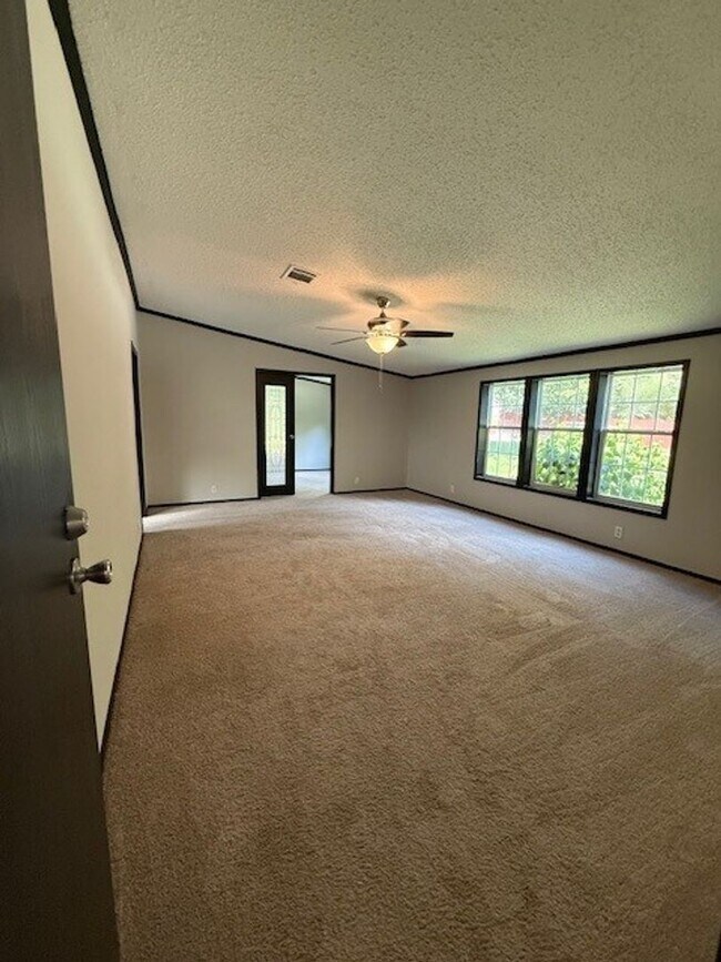Building Photo - Available Now Spacious 3 Bedroom Home on P...