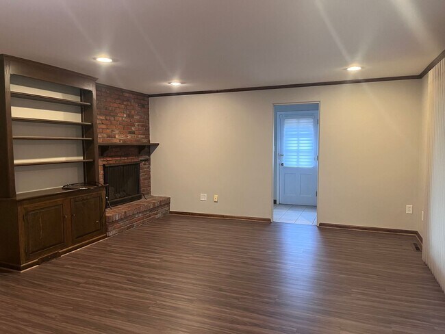 Building Photo - 79 Moffett St