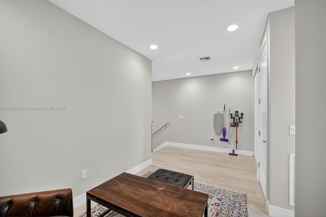 Building Photo - 1402 SW 4th Ave