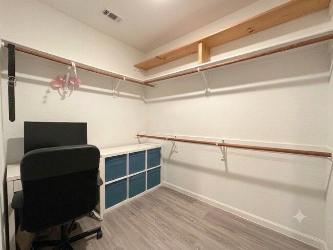 Building Photo - Modern Comfort Meets Convenient Living in San Antonio