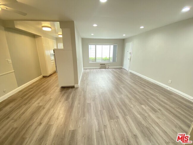 Building Photo - 1023 Laurel Ave