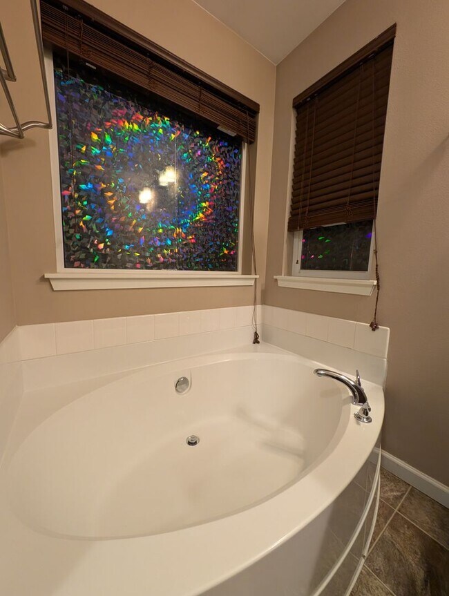 Building Photo - Almost 2500 SQ Feet of Space for ALL of your needs! Avail for Rent in Bremerton!