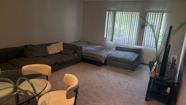 Building Photo - 650 Perrie Dr