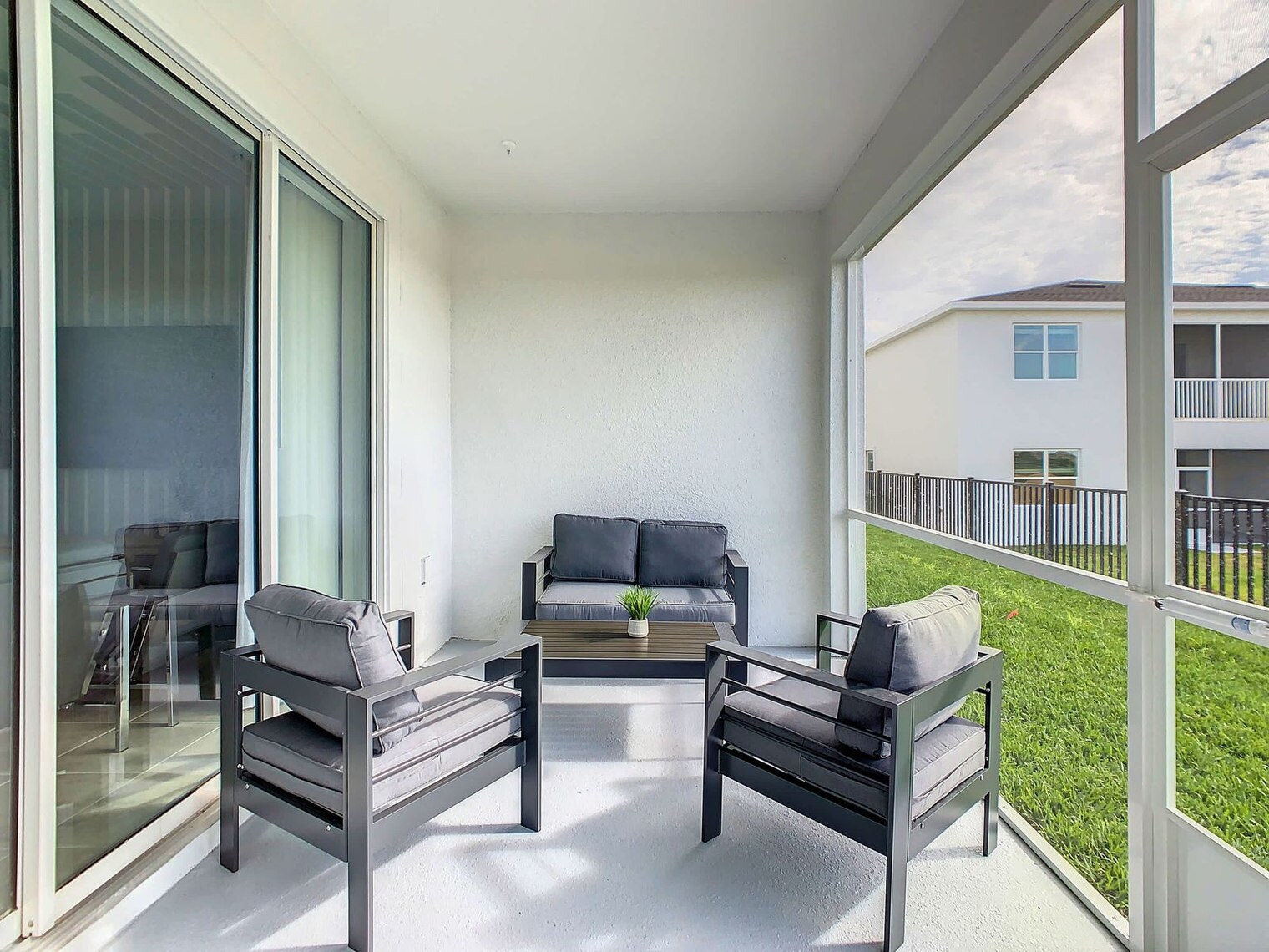 Building Photo - 955 Splash Shot Pl