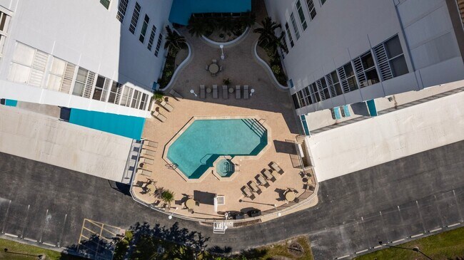 Building Photo - 2 Bedroom OFF-SEASON Rental Overlooking Wi...