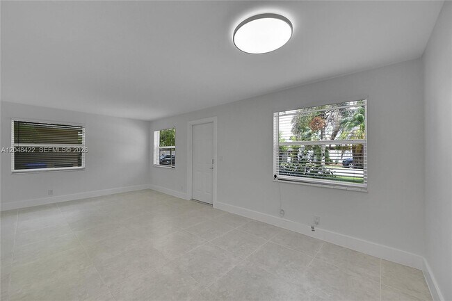 Building Photo - 808 SW 12th Ct