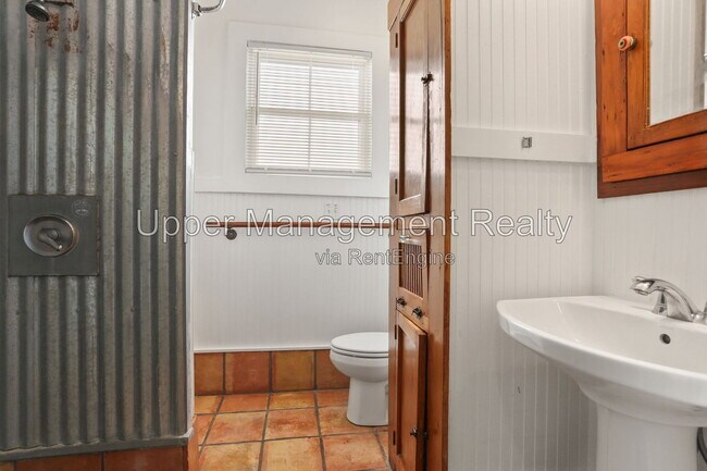 Building Photo - 806 Constantinople St