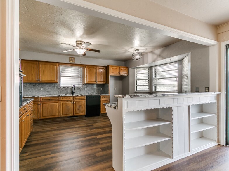 Building Photo - 6428 N Harvard Ave