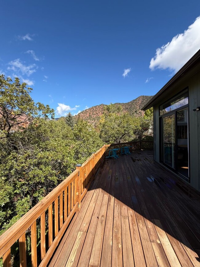 Building Photo - 3 Bedroom 2.5 Bath Home with 2 Car Garage ...