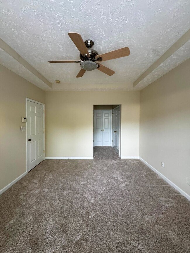 Building Photo - 3 Bed 2.5 Bath Townhome with New Flooring and Paint