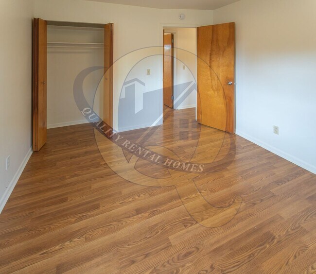 Building Photo - Available Now in Flint Twp.!!