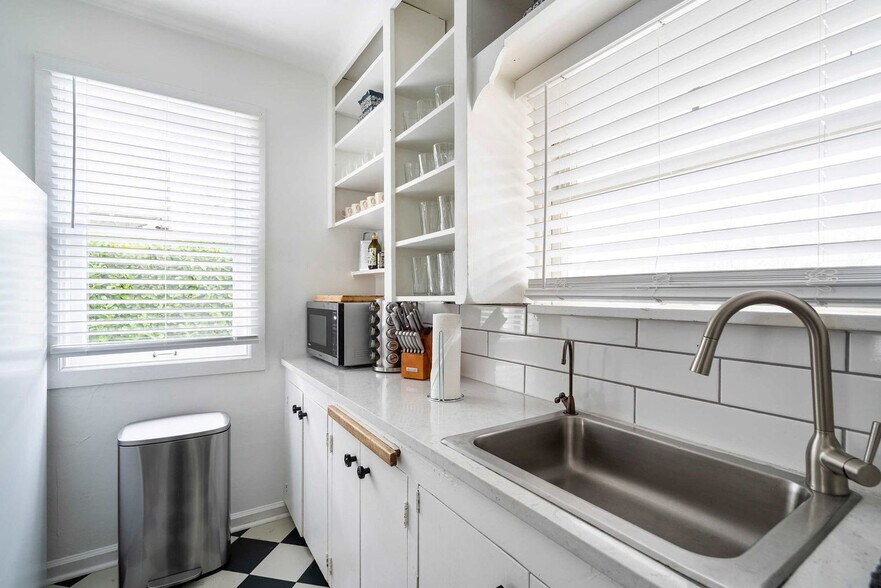 Building Photo - 825 SE 49th Ave