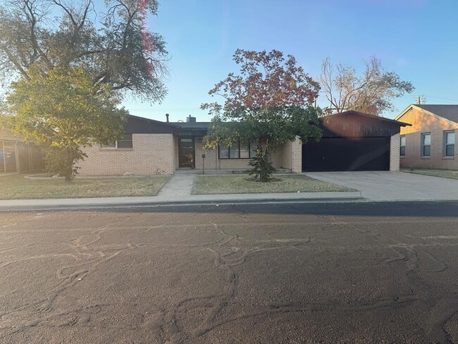 Primary Photo - 2218 E 11th St