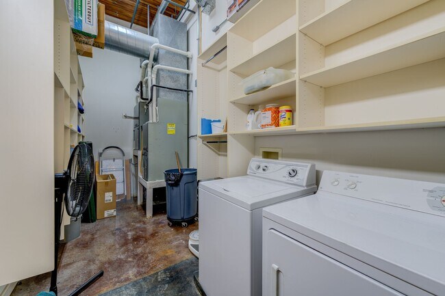 Building Photo - Huge Luxury 2 Story Condo with Private Rooftop Deck!