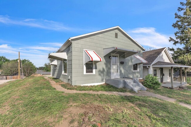 Building Photo - Bright & Updated 3-Bedroom Home Near Local Schools