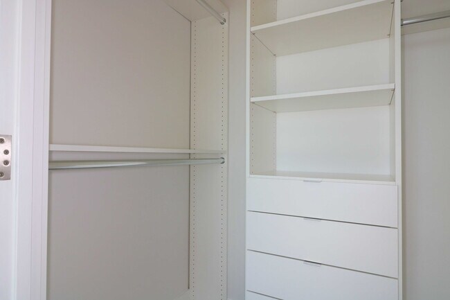 Building Photo - 338 Main St