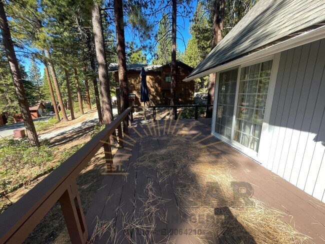 Building Photo - Bright Adorable Home in Incline! Dog Friendly