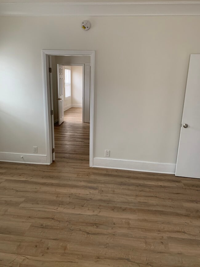 Building Photo - 137 E 31st St