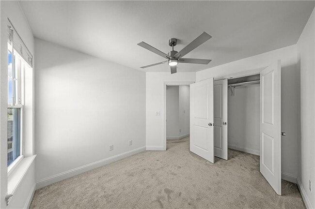 Building Photo - 2104 SW Poppy St