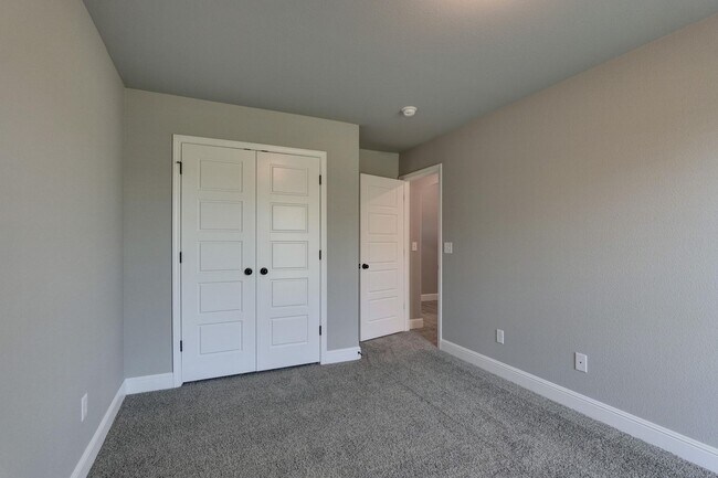 Building Photo - 802 Delaney Dr