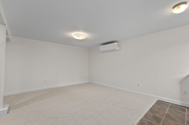 Building Photo - 1Bd/1Ba Seattle Duplex
