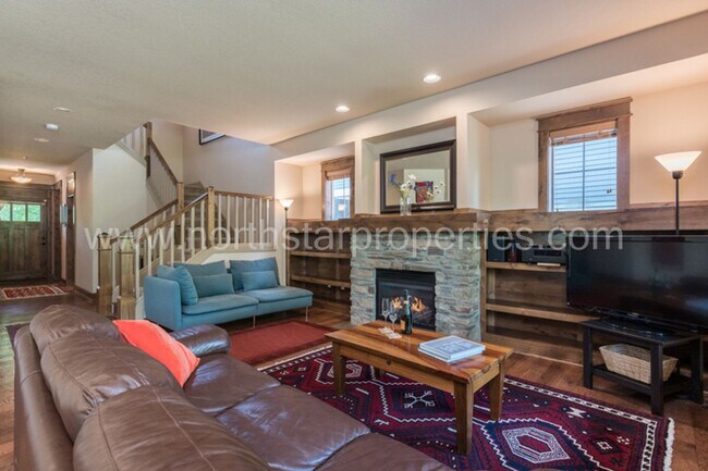 Building Photo - Charming SE Portland Craftsman