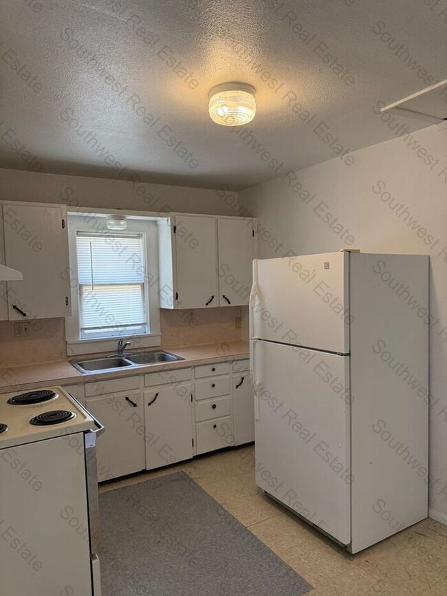 Building Photo - Charming 2 bedroom 1 bath home