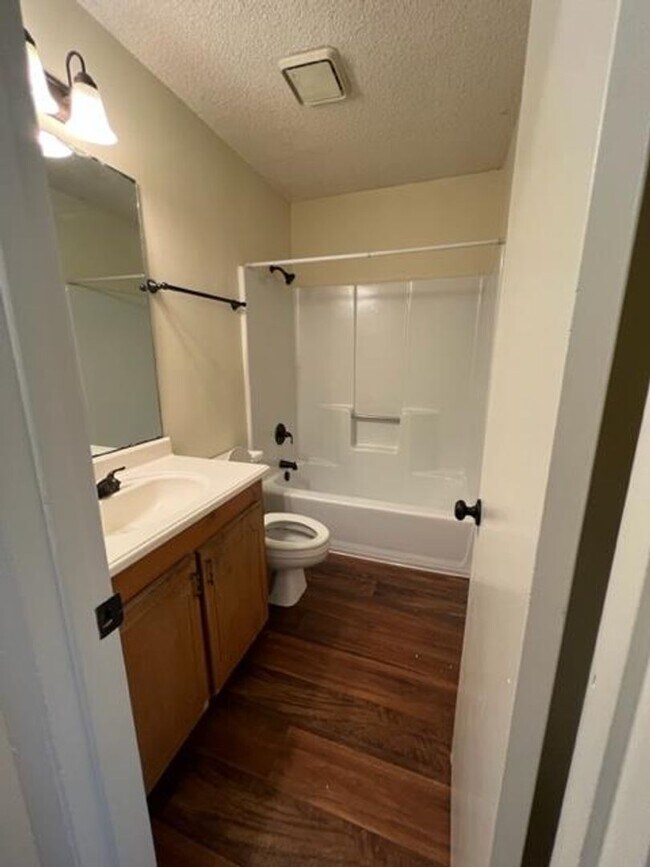 Building Photo - 3BD/2B Townhouse in New Wood Valley