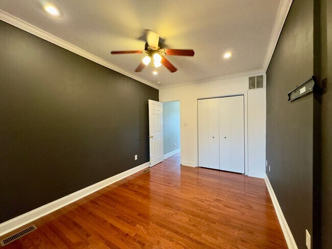 Building Photo - Charming 3-Bedroom Townhome with Modern Am...