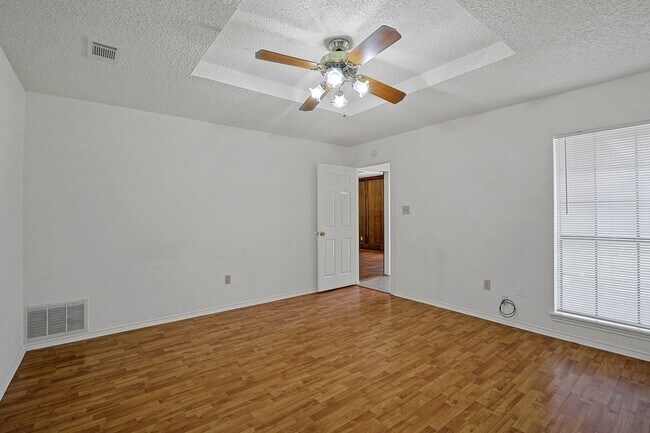 Building Photo - 215 E Pritchard Ln