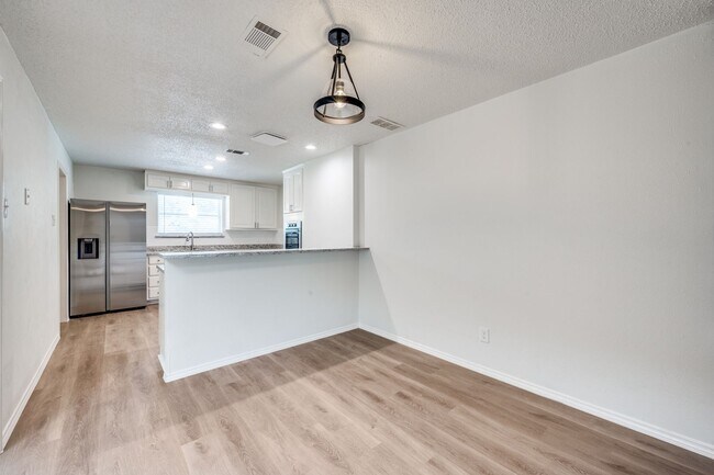Building Photo - 1710 Green Oaks Dr