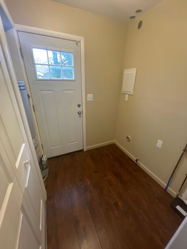 Building Photo - Charming 2 Bedroom Home - Move in Ready
