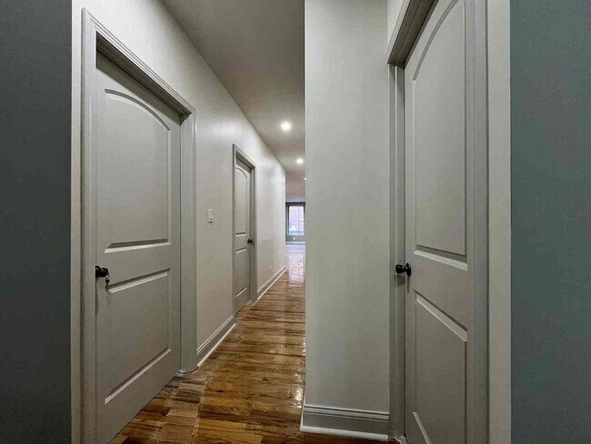 Building Photo - 1446 W Irving Park Rd