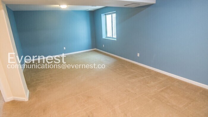 Building Photo - 250 Opal Ct